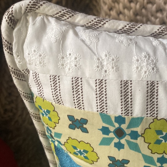 HIEND ACCENTS THROW PILLOW
16" ร 21* NWT
Medallion patterns: Turquoise & beige - Picture 3 of 6